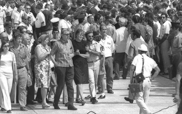 Les parents des victimes du massacre de Munich arrivant à l'aéroport de Lod pour un service commémoratif, avant les processions funéraires dans les cimetières locaux, en septembre 1972. (Crédit : Bureau de presse du gouvernement)