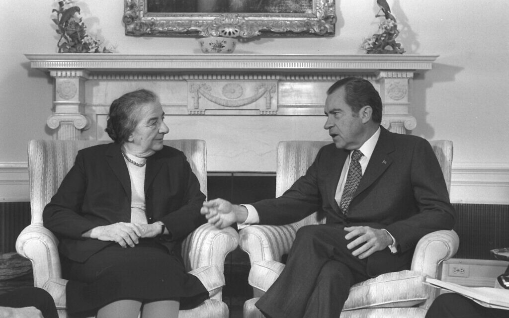 La Première ministre Golda Meïr, à gauche, rencontrant le président américain Richard Nixon, à la Maison Blanche ,à Washington, le 1er mars 1973. (Crédit : GPO)