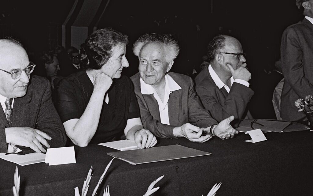 Zalman Shazar, Golda Meïr, David Ben Gurion et Giora Josephtal lors d'une conférence du parti Avoda, à Tel Aviv, le 8 avril 1959. (Crédit : Hans Pinn/GPO)