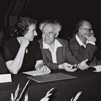Zalman Shazar, Golda Meir, David Ben Gurion et Giora Josephtal lors d'une conférence du parti Avoda, à Tel Aviv, le 8 avril 1959. (Crédit : Hans Pinn/GPO)