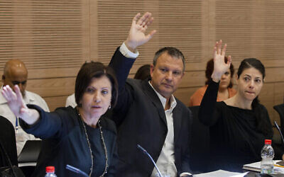 La présidente du Meretz, Zehava Galon, et les députés Avoda, Erel Margalit et Merav Michaeli, votent au Comité des finances de la Knesset, le 18 juin 2013. (Crédit : Flash90)
