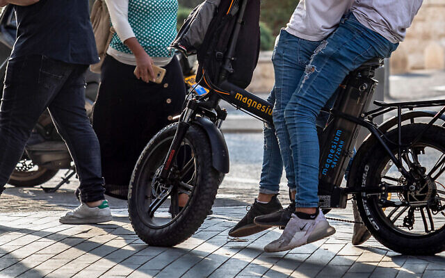 Illustration : Des adolescents roulant sur un vélo électrique à Jérusalem, le 14 novembre 2019. (Crédit : Olivier Fitoussi/Flash90)
