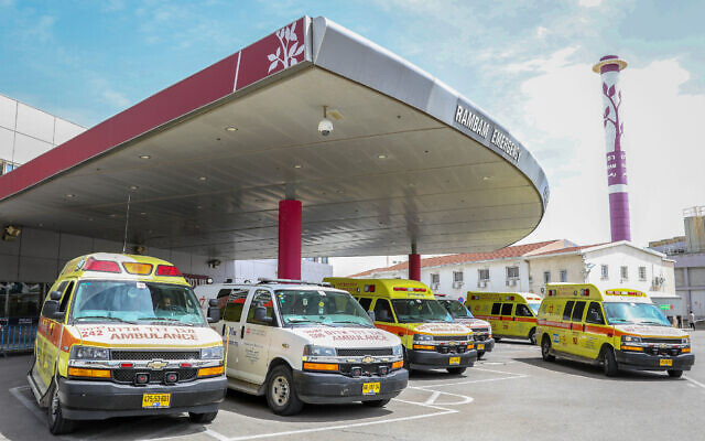 Ambulances devant l'hôpital Rambam, à Haïfa, le 30 mars 2020. (Crédit : Yossi Aloni/Flash90)