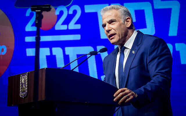 Le Premier ministre et chef du parti Yesh Atid, Yair Lapid, prend la parole lors d’un événement de campagne électorale à Tel-Aviv, le 8 septembre 2022. (Crédit :Avshalom Sassoni/Flash90)