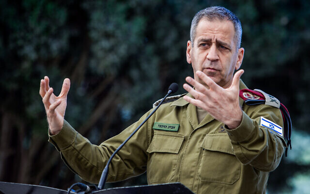 Le chef d'état-major de Tsahal, le lieutenant-général Aviv Kohavi, assistant à une cérémonie du programme "Aharai !", au Mont Herzl à Jérusalem, le 17 juin 2022. (Crédit : Flash90)