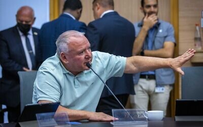 Le député du Likud David Amsalem lors d'une réunion de la Commission de la Constitution, du droit et de la justice, le 26 juin 2022. (Crédit : Olivier FItoussi/Flash90)