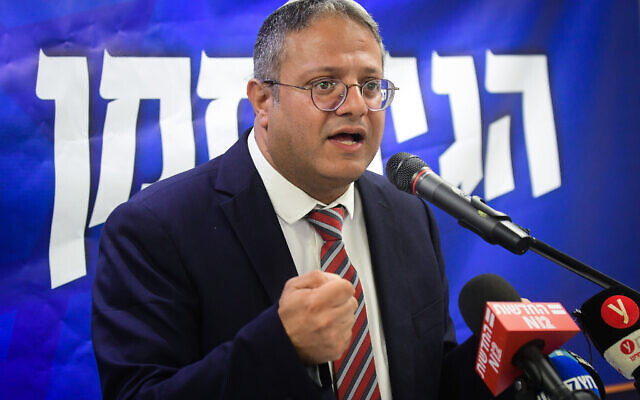 Le député Itamar Ben Gvir pendant une conférence de presse avant les prochaines élections à Ramat Gan, le 15 août 2022. (Crédit : Avshalom Sassoni/Flash90)