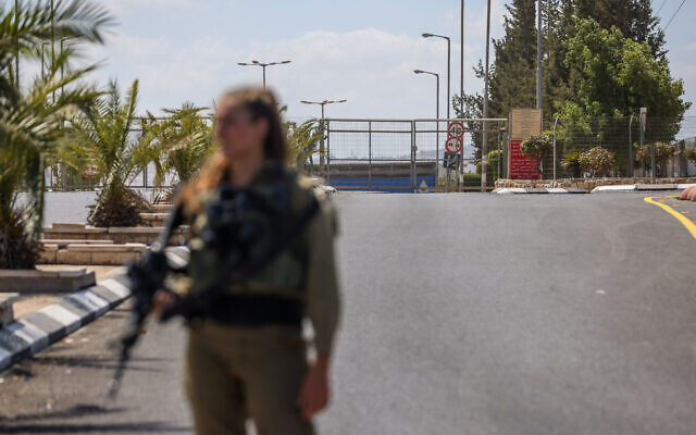 Des soldats israéliens bloquant l'entrée du checkpoint de Jalamah près de la ville de Jénine, en Cisjordanie, le 14 septembre 2022. (Crédit : David Cohen/Flash90)