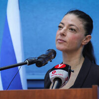 Le ministre des Transports Merav Michaeli tient une conférence de presse, à Tel Aviv, le 14 septembre 2022. (Crédit : Flash90)