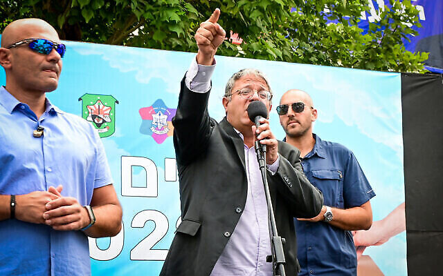 Le leader du parti Otzma Yehudit et le député Itamar Ben Gvir s'adressant aux étudiants du lycée Blich, à Ramat Gan, le 20 septembre 2022. (Crédit : Avshalom Sassoni/Flash90)