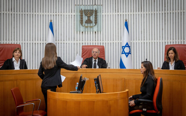 Le juge de la Cour suprême Noam Sohlberg lors d'une audience contre la nomination de Meni Mazuz au poste de président du Comité consultatif des nominations de haut niveau, à la Cour suprême à Jérusalem, le 21 septembre 2022. (Crédit : Yonatan Sindel/Flash90)