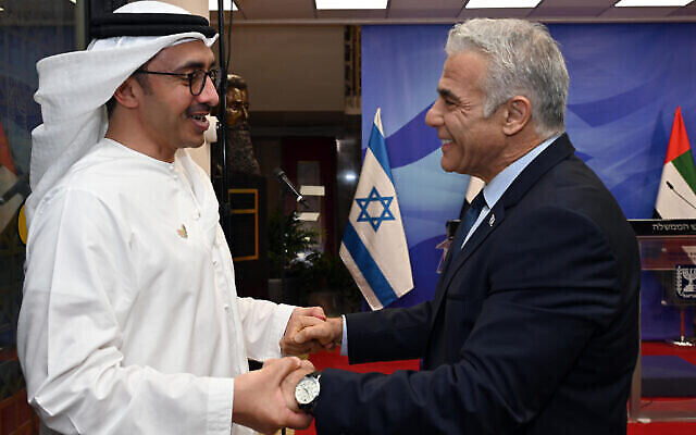 Le Premier ministre Yaïr Lapid rencontrant le ministre des Affaires étrangères des Émirats arabes unis, Sheikh Abdullah bin Zayed al-Nahyan, au Bureau du Premier ministre, à Jérusalem, le 15 septembre 2022. (Crédit : Haïm Zach/GPO)