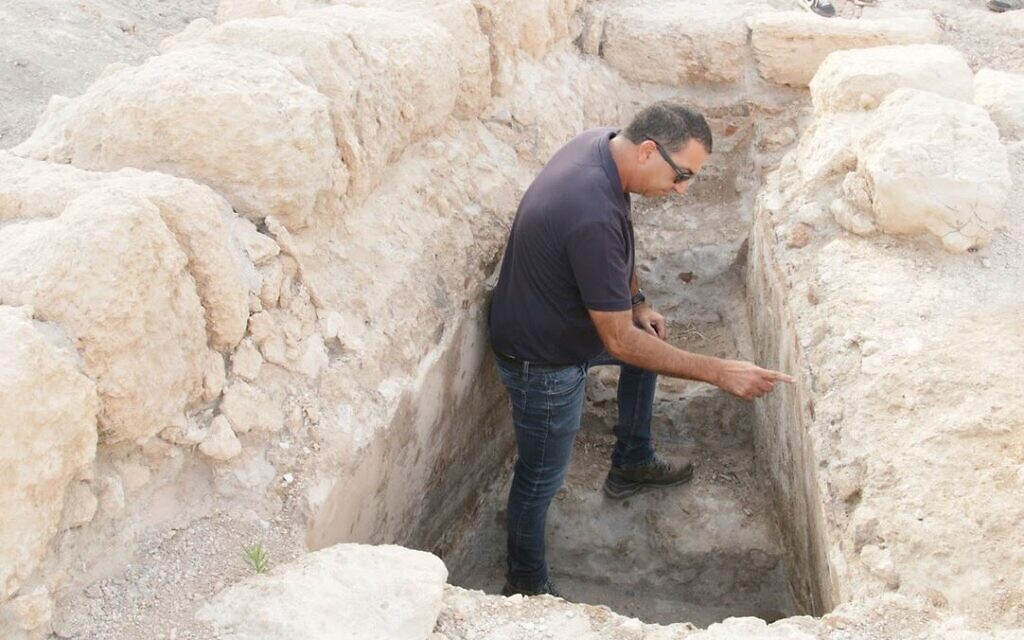Saar Ganor, directeur national des projets éducatifs et touristiques, montrant un récipient en argile utilisé pour fixer le plâtre dans un bain rituel. (Crédit : Shmuel Bar-Am)