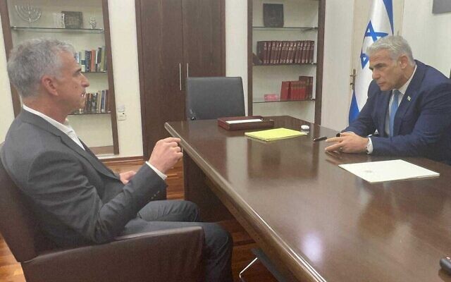 Le Premier ministre Yair Lapid rencontre le chef du Mossad David Barnea le 1er septembre 2022. (Autorisation)