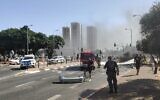 Police et pompiers sur les lieux d’une explosion de voiture, dans la ville d’Akko, le 24 septembre 2022. (Crédit : Police israélienne)