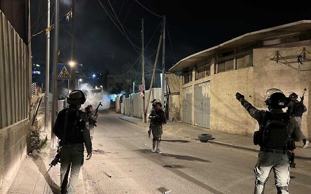 La police des frontières faisant face à des émeutiers palestiniens, à Jérusalem-Est, le 26 septembre 2022. (Crédit : Police israélienne)