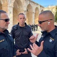 Sur cette photo, on voit le chef de la police israélienne Yaakov "Kobi" Shabtai (à gauche) s’entretenir avec le commandant de la police du district de Jérusalem Doron Turgeman (à droite) sur le Mont du Temple, dans la Vieille Ville de Jérusalem, le 27 septembre 2022. (Crédit : Police israélienne)