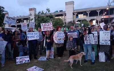 Des activistes manifestent en faveur de la fermeture de la gare routière centrale à Tel Aviv, le 24 avril 2018. (Crédit ; Melanie Lidman/Times of Israel)