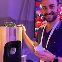 Le technologue alimentaire, Yaron Renasia, expose sa machine à crème glacée Solato au PLANETech World 2022 à Tel Aviv, le 21 septembre 2022. (Crédit : Shoshanna Solomon)