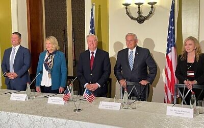 Les sénateurs américains dont Lindsey Graham et Bob Menendez (au centre) lors d'une conférence de presse à Jérusalem le 5 septembre 2022. (Crédit ; Jeremy Sharon)