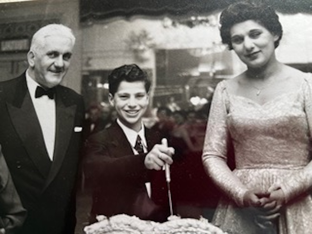 Jackie Young et ses parents adoptifs Ralph et Annie à sa bar mitzvah à Londres, en 1954. (Autorisation)