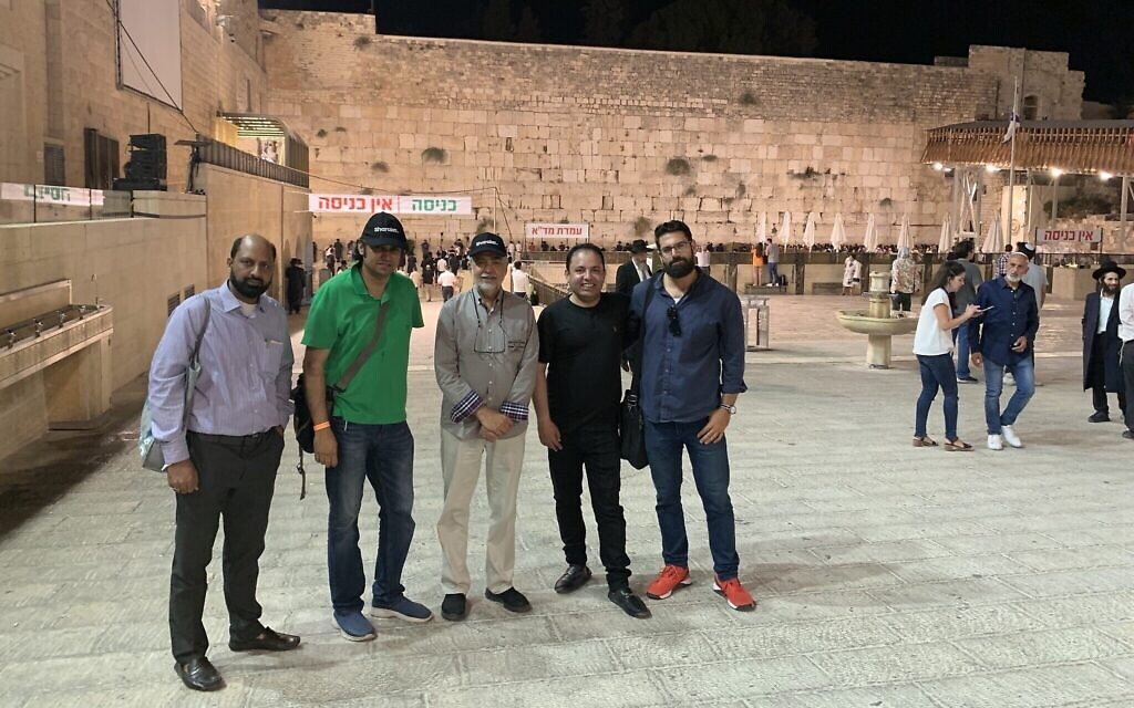 Une délégation pakistanaise pour la paix visitant le mur Occidental dans la Vieille Ville de Jérusalem, le 21 septembre 2022. (Crédit : Ash Obel/The Times of Israel)