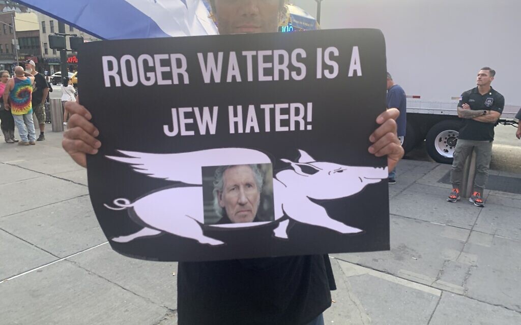 Des manifestants protestent contre le musicien pro-palestinien et anti-israélien Roger Waters aux abords du Madison Square Garden, à New York, où il donne un concert, le 30 août. (Crédit : Jordan Hoffman)