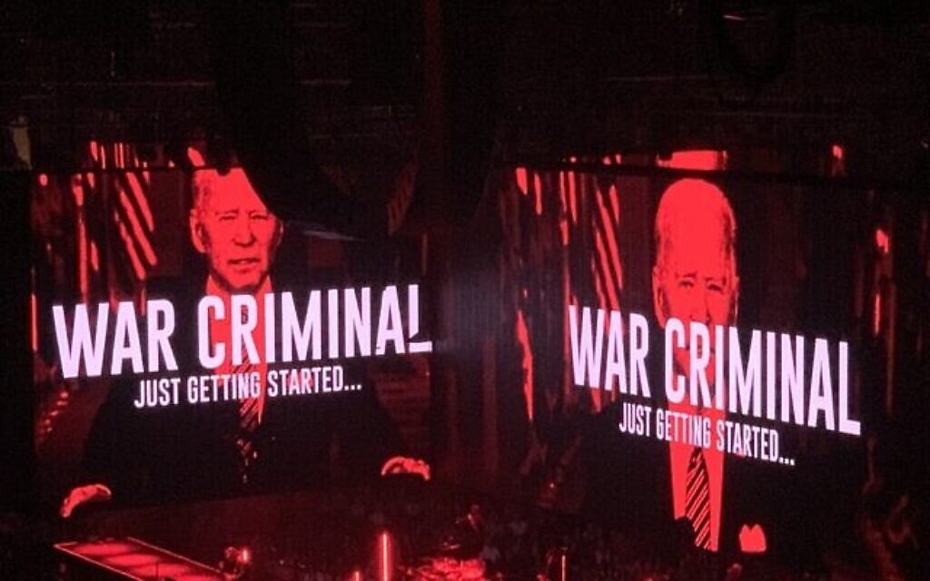 Des représentations graphiques qualifiant le président américain Joe Biden de criminel de guerre au concert de Roger Waters donné à Madison Square Garden à New York, le 30 août 2022. (Crédit : Jordan Hoffman)