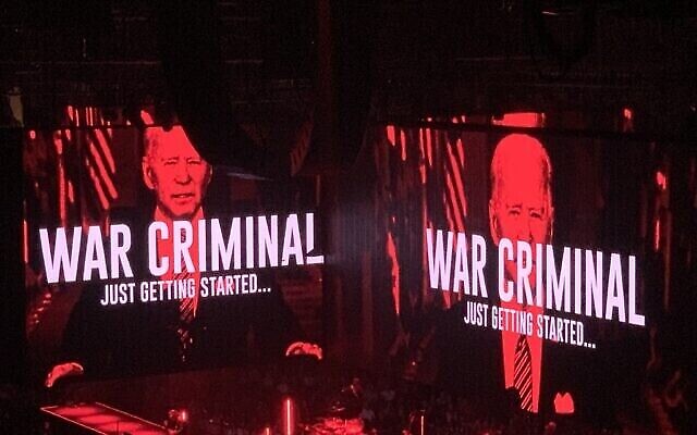Des représentations graphiques qualifiant le président américain Joe Biden de criminel de guerre au concert de Roger Waters donné à Madison Square Garden, à New York, le 30 août 2022. (Crédit : Jordan Hoffman)