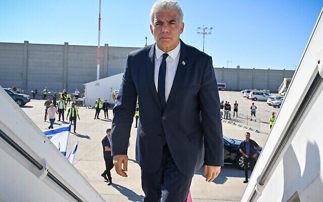 Le Premier ministre Yair Lapid monte à bord d'un avion à l'aéroport Ben Gurion qui l'emmène à Berlin, en Allemagne, le 11 septembre 2022. (Crédit : Kobi Gideon /GPO)