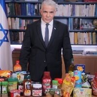 Le Premier ministre Yair Lapid dévoile une initiative visant à réduire le prix des aliments, le 28 septembre 2022. (Courtoisie)