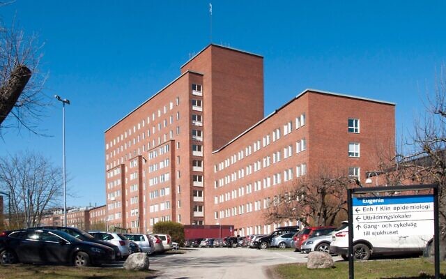 L'hôpital universitaire de Karolinska, en Suède, en 2017. (Crédit : Wikimedia Commons via JTA)