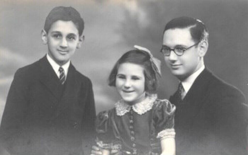 Bernard Sandler, à droite, avec son frère Max et sa sœur Sonia à Leeds, en Angleterre, en 1939. (Autorisation : Jonathan Sandler)