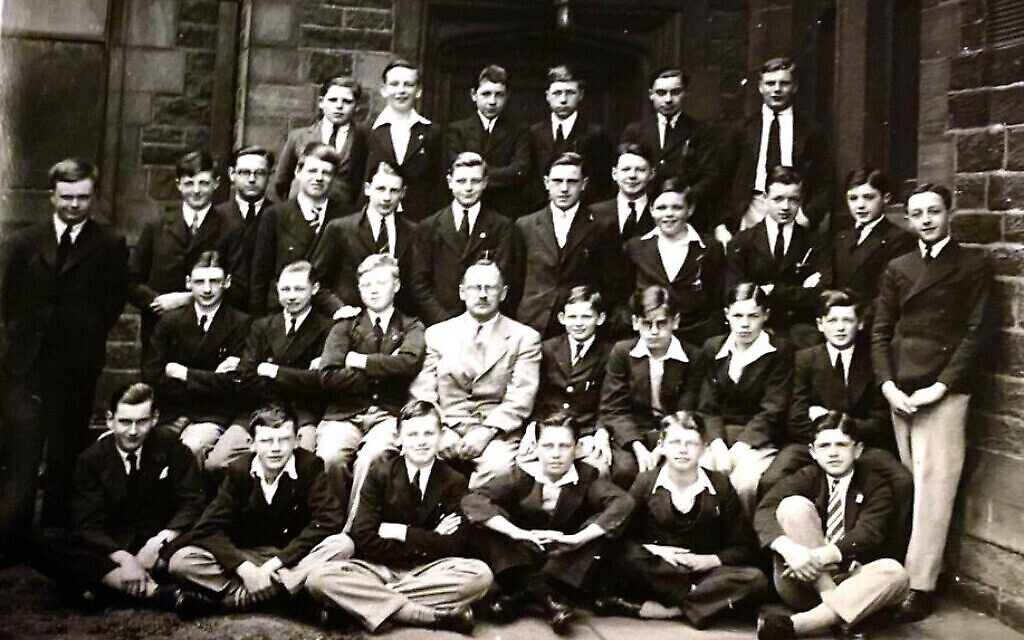 A la Leeds Grammar School, vers 1939.  Bernard Sandler est 3e à gauche, au second rang en partant du haut. Roy Simon, l'ami qui avait convaincu Sandler de se joindre à ce voyage au Canada et aux États-Unis au mois d'août 1939, est le dernier à gauche, au premier rang. (Autorisation : Jonathan Sandler)