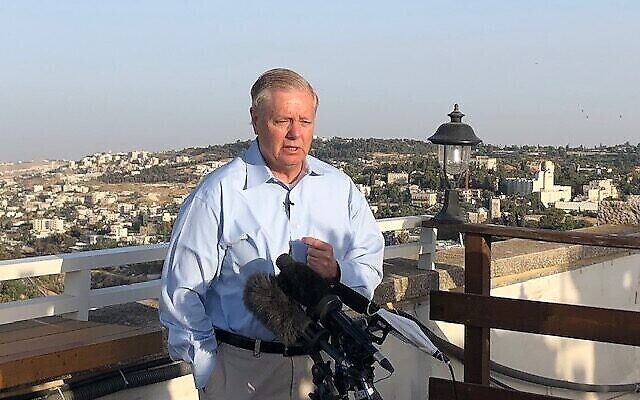 Illustration : Le sénateur républicain, Lindsey Graham, s'adressant aux journalistes sur le toit de l'hôtel King David, à Jérusalem, le 1er juin 2021. (Crédit : Lazar Berman/Time of Israel/Dossier)