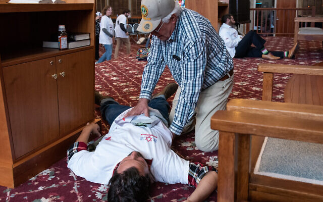 Participants à un exercice d'urgence du service de secours du Magen David Adom à la synagogue communautaire de Northbrook, le 12 septembre 2022. (Crédit : Amis américains du Magen David Adom)
