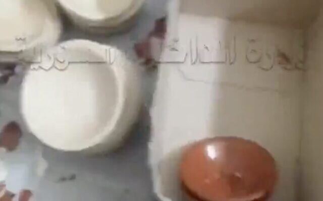 Une capture d'écran d'une vidéo publiée par le ministère syrien de l'Intérieur le 6 septembre 2022 montre des bols de houmous prétendument fabriqués avec du captagon, une drogue. (Capture d'écran Twitter ; utilisée conformément à la clause 27a de la loi sur le droit d'auteur)