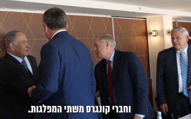 Le chef de l'opposition Benjamin Netanyahu rencontre des sénateurs américains, dont Lindsey Graham et Bob Menendez, à Jérusalem le 5 septembre 2022. (Crédit : Via Twitter, utilisé conformément à la clause 27a de la loi sur le droit d'auteur)