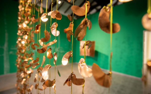 Ce rideau de feuilles de cuivre en forme de noix de cajou fait partie de l’exposition « Copper Wings [Ailes de cuivre]», au CCRA, jusqu’en octobre 2022. (Crédit : Avec l’aimable autorisation du CCRA)