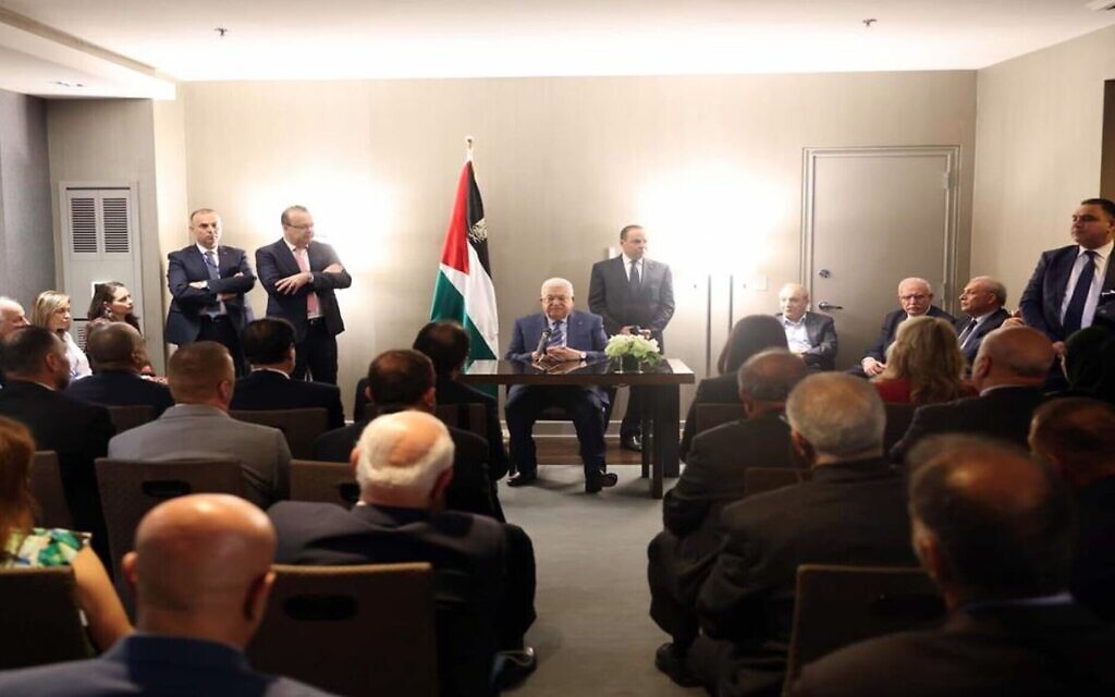 Le dirigeant de l'Autorité palestinienne Mahmoud Abbas rencontrant des représentants de la communauté palestinienne américaine à New York, le 22 septembre 2022. (Crédit : Wafa)