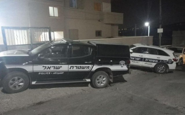 Des voitures de police les lieux d'un incident à l'arme blanche dans le nord d'Israël, au cours duquel un policier en patrouille a été modérément blessé, le 7 septembre 2022. (Crédit : Police israélienne)