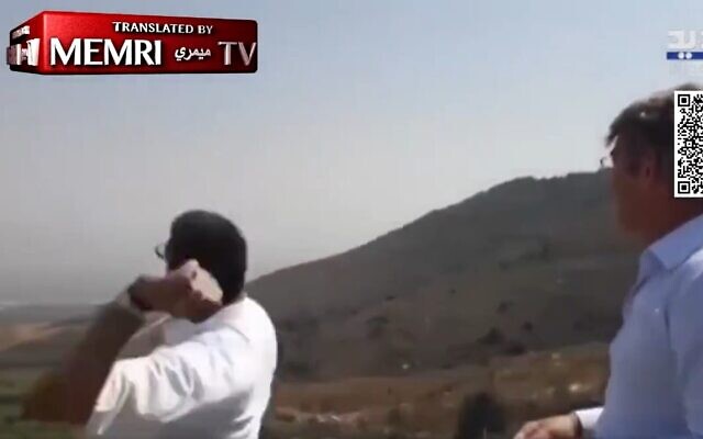 Les ministres libanais Hector Hajjar et Walid Fayad en train de lancer des pierres sur le territoire israélien pendant une visite sur la frontière, des images diffusées par une chaîne de télévision locale, le 30 août 2022. (Capture d'écran : Twitter/MEMRI)