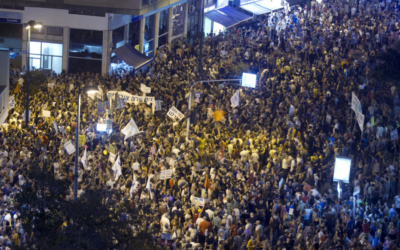 Environ 400 000 Israéliens manifestent dans le centre de Tel Aviv pour protester contre les prix du logement croissants et contre les inégalités en Israël, le 3 septembre 2011. (Crédit : Jack Guez/AFP)