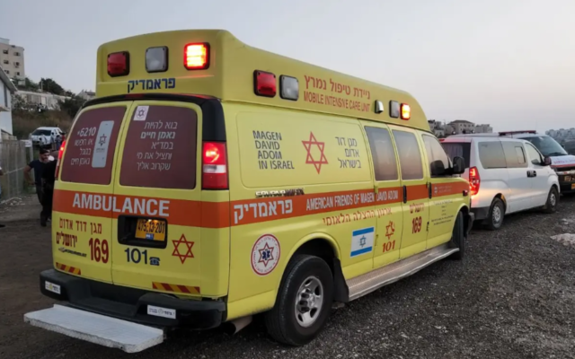 Une ambulance sur les lieux d'un accident mortel à Beit Shemesh où un piéton a été tué après avoir été percuté par un camion, le 4 septembre 2022. (Crédit : Magen David Adom)