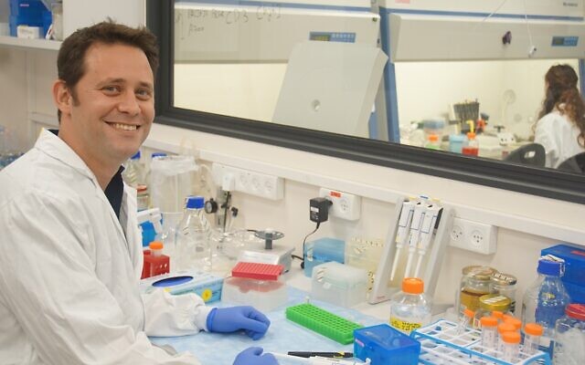 Le professeur Lior Mayo, immunologiste du cerveau de l'université de Tel Aviv. (Crédit : Université de Tel Aviv)