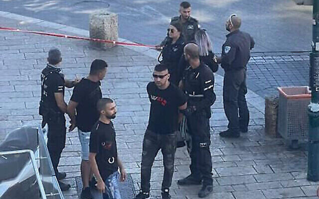 La policeinterpelle un Palestinien armé à Jaffa, le 8 septembre 2022. (Crédit : Courtoisie)