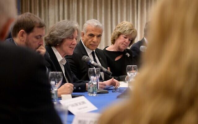 Le premier ministre Yair Lapid (au centre) s'entretient avec les dirigeants des Fédérations juives d’Amérique du Nord et de la Conférence des présidents des principales organisations juives américaines, à New York, le 21 septembre 2022. (Crédit : Avi Ohayun/GPO)
