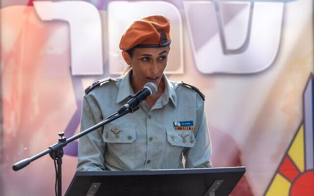 Le lieutenant-colonel Yarden Shukron Yifrah lors d'une cérémonie marquant son entrée en fonction en tant que commandant du 498e bataillon Shahar du Commandement du front intérieur, le 4 septembre 2022. (Crédit : armée israélienne)