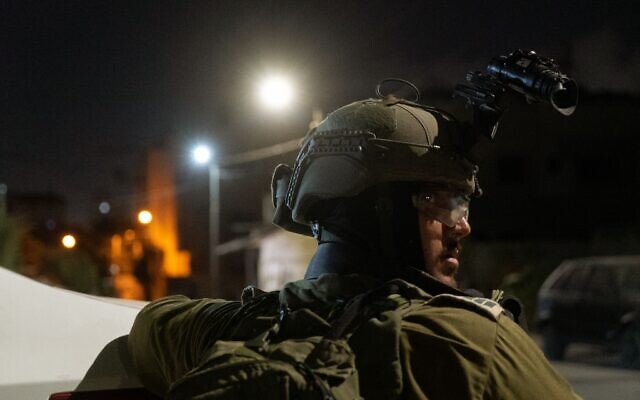 Un officier israélien lors d'une opération d'arrestation en Cisjordanie, le 22 septembre 2022. (Crédit : Armée israélienne)