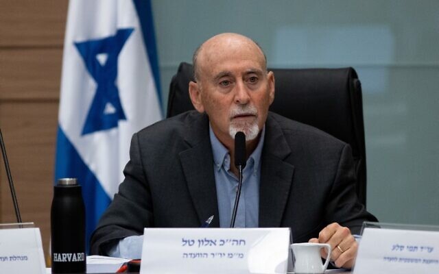Le député Alon Tal lors d'une commission de l'Éducation, de la culture et des sports au parlement israélien avant la rentrée scolaire, le 16 août 2022. (Crédit : Oren Ben Hakoon/Flash90)